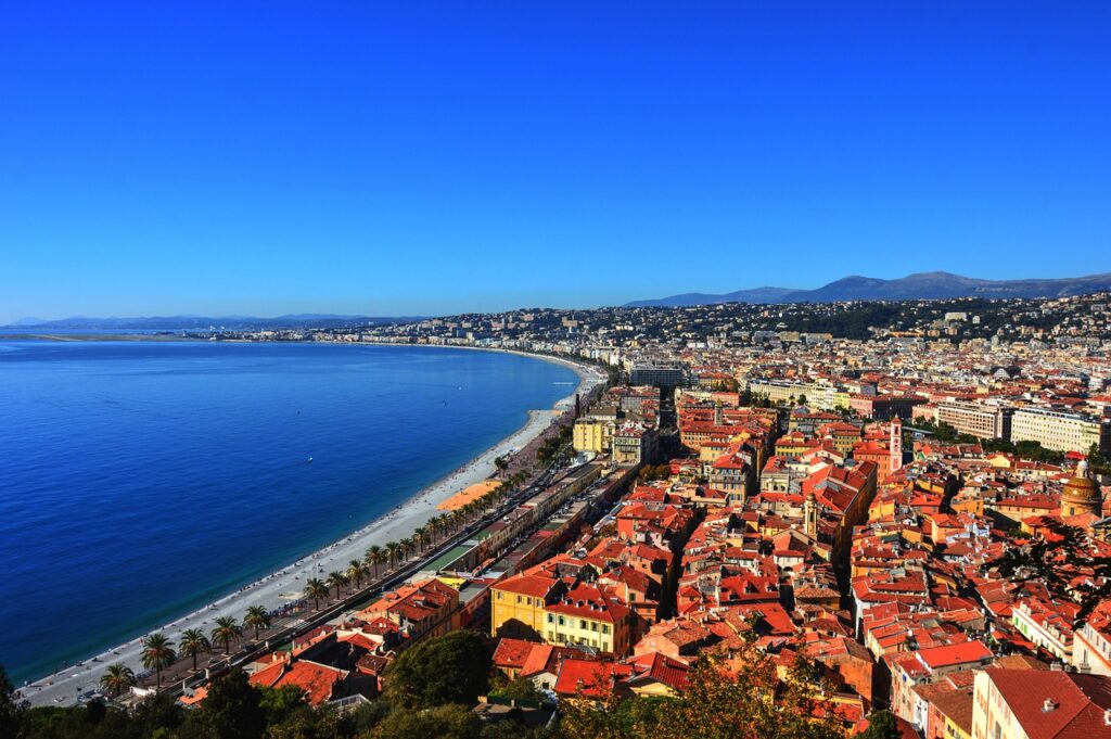 Promenade des Anglais à Nice. Avec Marseille, ces deux métropoles recrutent.